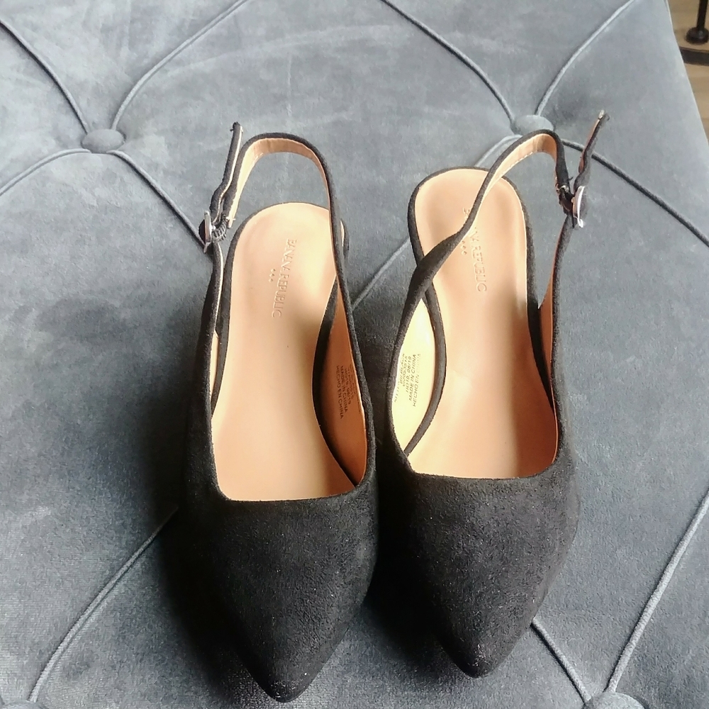 Banana Republic Black kitten heel slingback size 6